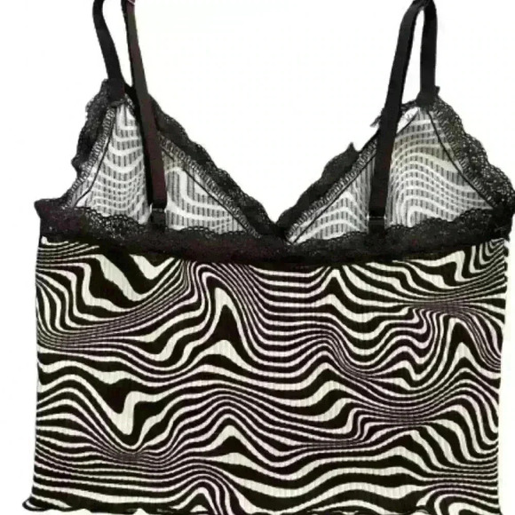 Cute brown lace crop top
Message me for details/make an offer
#lace #droptop - Picture 2 of 2